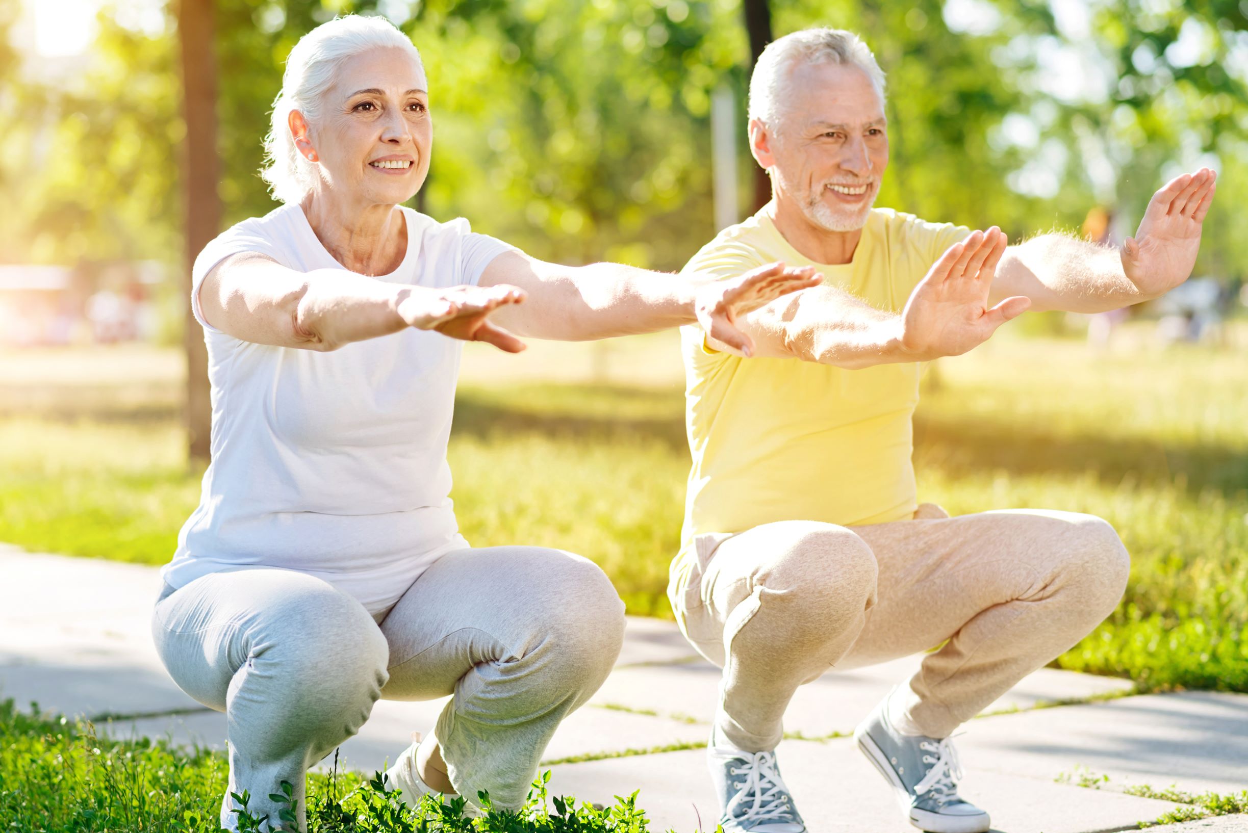 Сохранение здоровья пожилой. Физкультура для пожилых. Спортивные пожилые люди. Спорт для пожилых. Пожилые люди занимаются спортом.