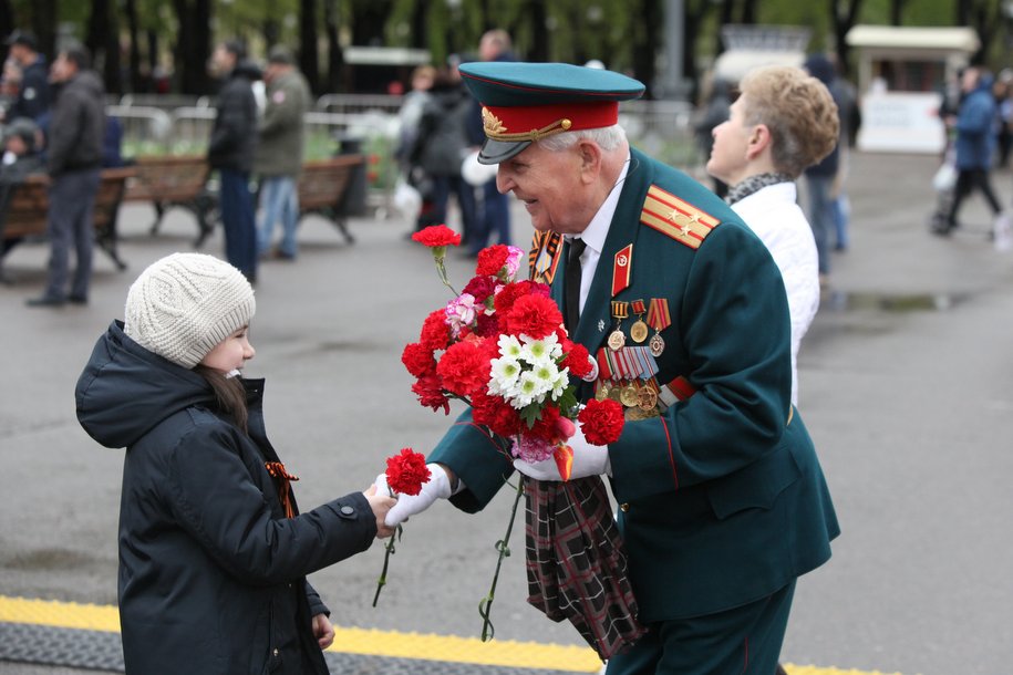 9 мая пенсионеры. Цветы ветеранам. Ветеранам дарят цветы. День Победы ветераны. Дети дарят цветы ветеранам.