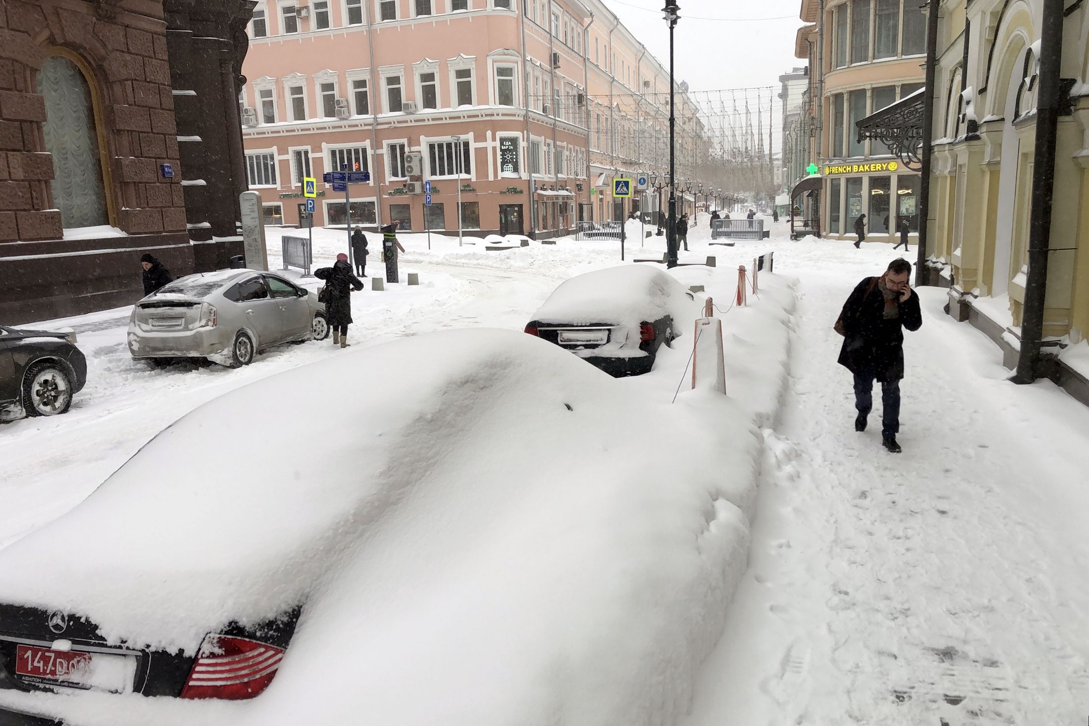 В начале февраля прошли сильные снегопады части. Сугробы в Москве 2022. Сильный снегопад в Москве 2021. Сугробы в Москве. Снежные заносы в Москве.